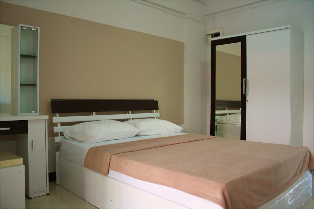 Baanbudsarin Apartment SingBuri Buitenkant foto